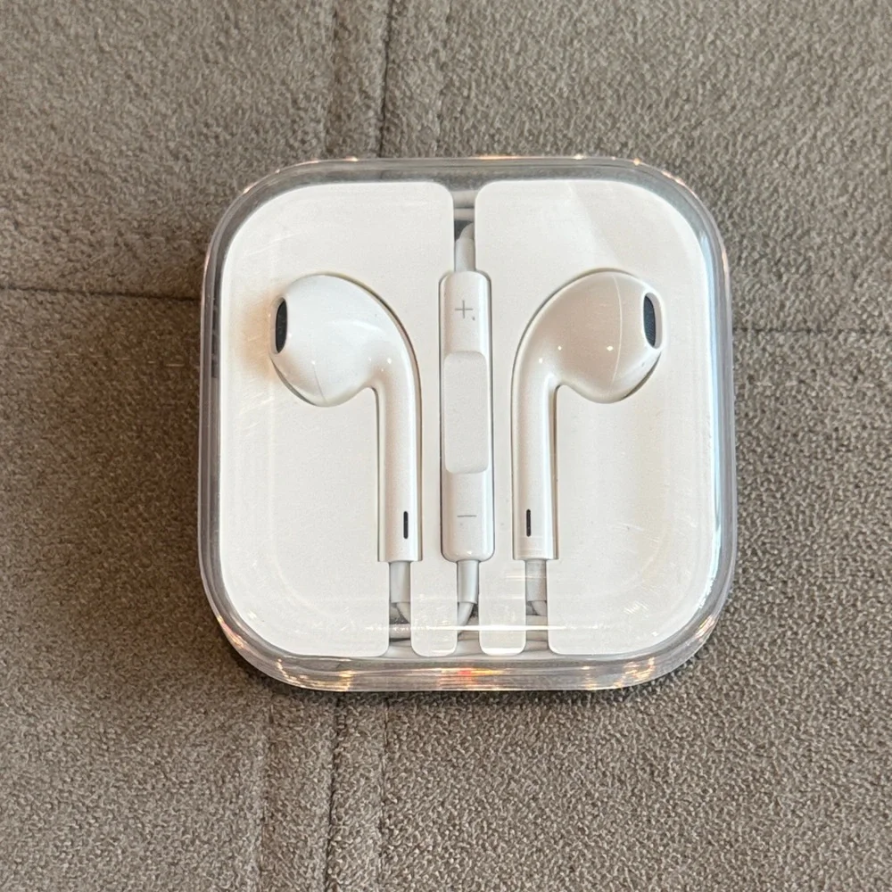 APPLE WIRED EARPODS WITH REMOTE AND MIC W/ CASE